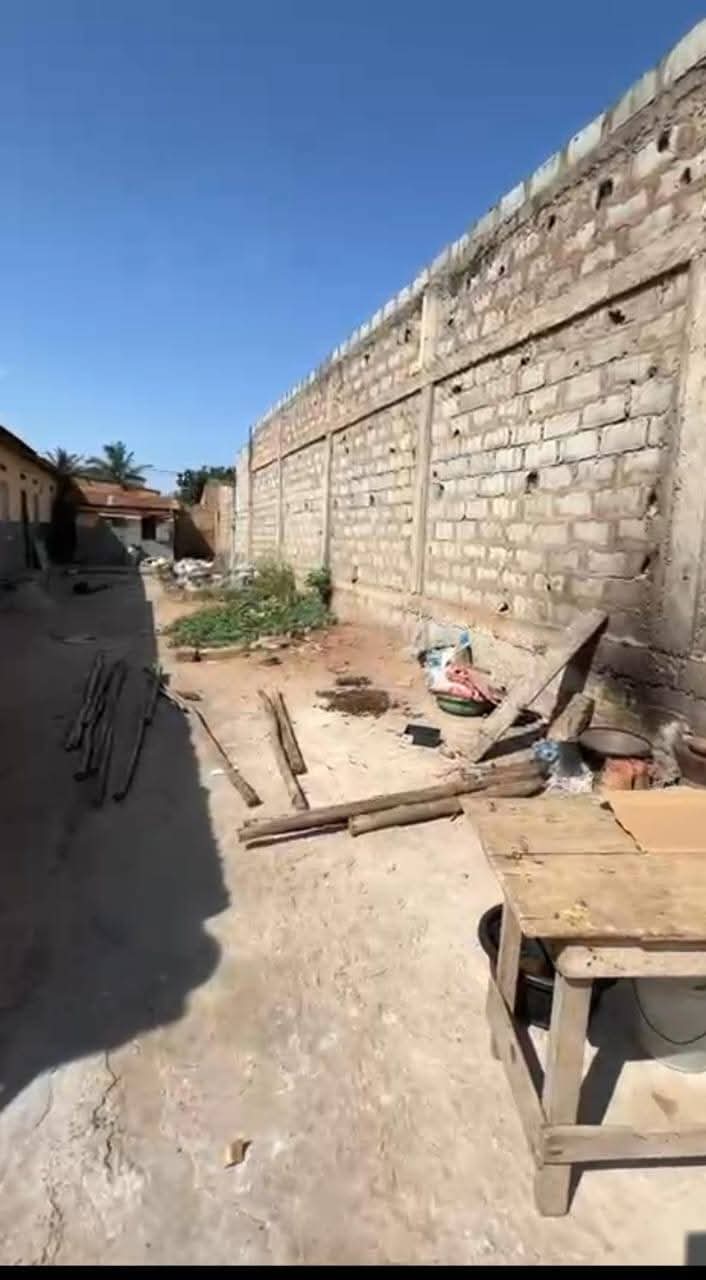 À VENDRE – TERRAIN DE 300 M² AU BORD DU GOUDRON À ADIDOGOMÉ CATHOLIQUE